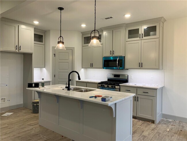 Building Photo - 1036 Parker Ln