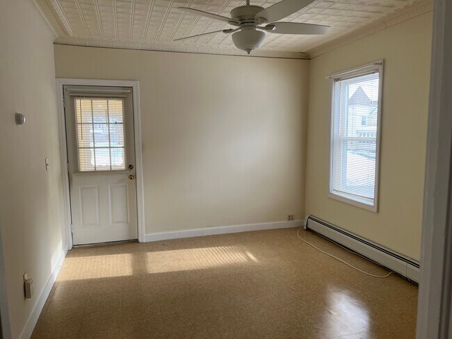 Bright Living Rm w ceiling fan - 25 Plunkett St
