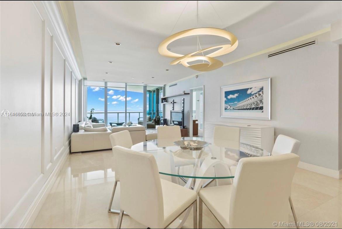 Foto principal - 17121 Collins Ave