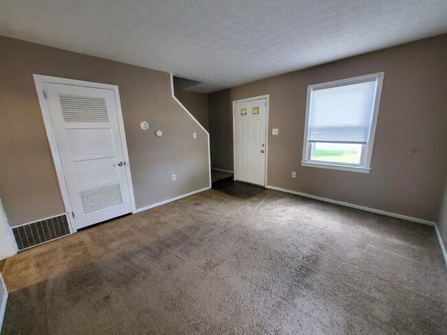 Building Photo - SOUTH HAMILTON ROAD DUPLEX FOR RENT