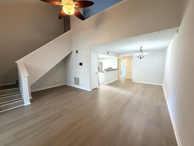 Foto del edificio - 5646 Pinebay Cir N