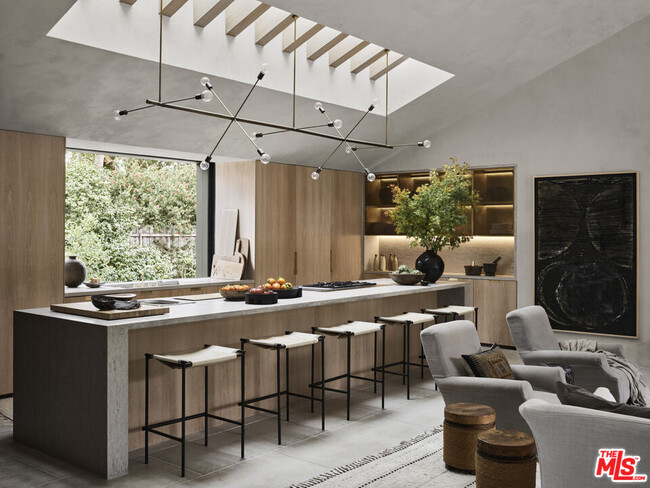 Foto del edificio - 6153 Bonsall Dr