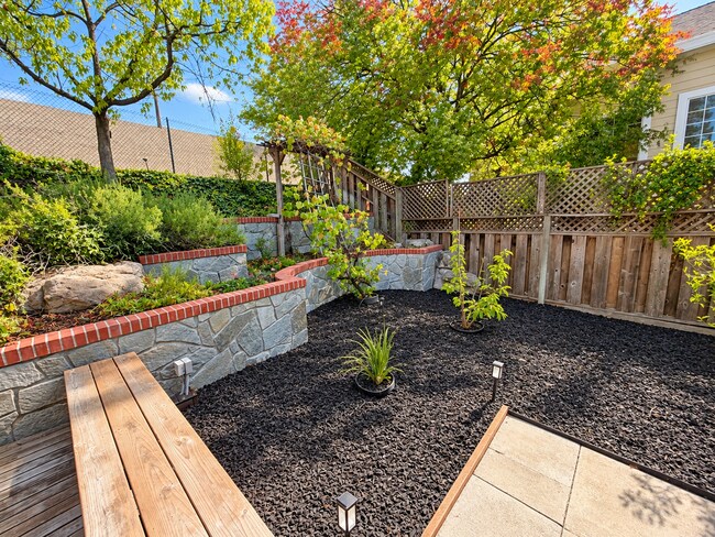 Building Photo - 3071 Crestablanca Dr