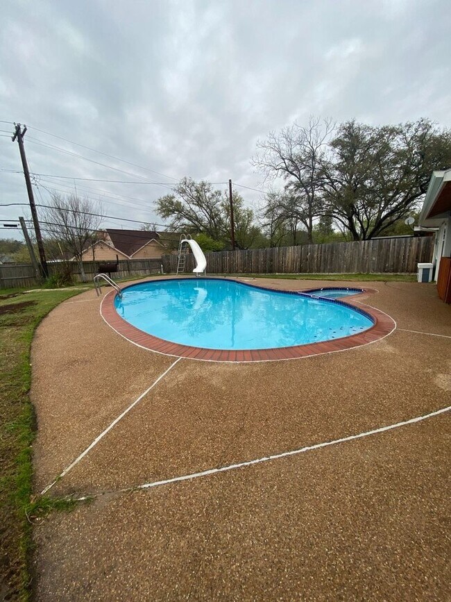 Building Photo - Gorgeous 4 bedroom with pool