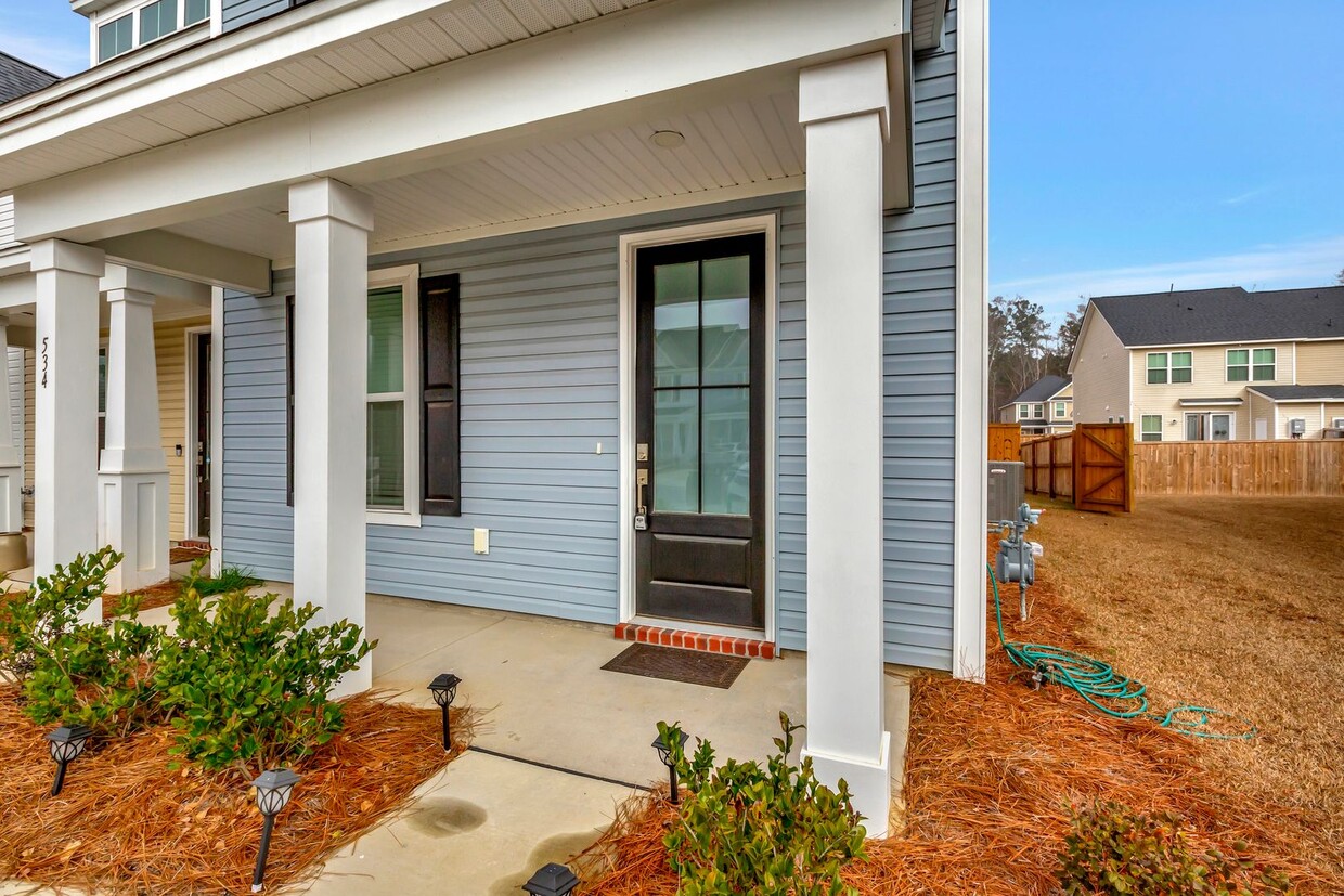 Primary Photo - Beautiful Townhome in Boutique Neighborhoo...