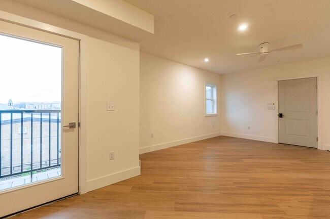 Sala de estar de concepto abierto - 517 18th St