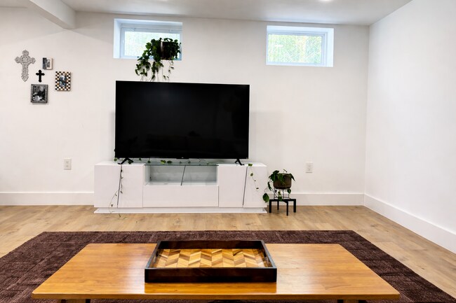 Foto del edificio - 6540 Windham Ave