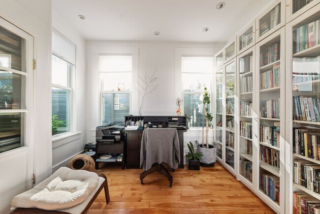 Foto del edificio - Elegant, Light-Filled Furnished Alameda Home with Indoor-Outdoor Living