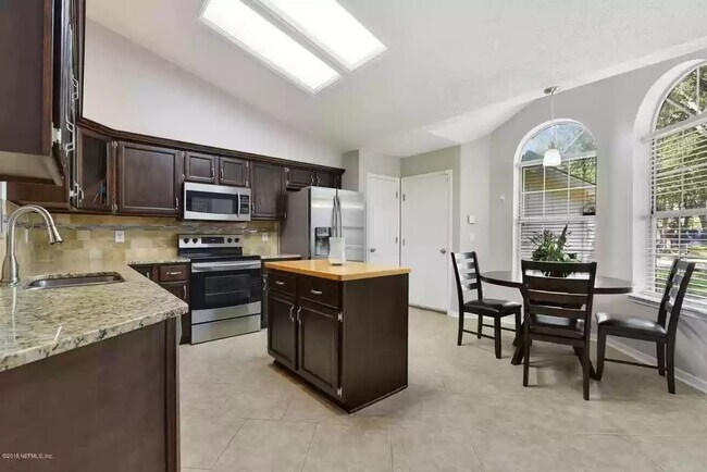 Foto del edificio - 8563 Wyndhurst Dr