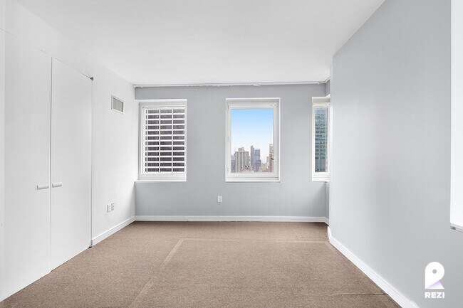 Foto del edificio - 70 W 45th St