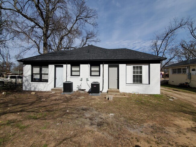 Building Photo - 1409 E Front St