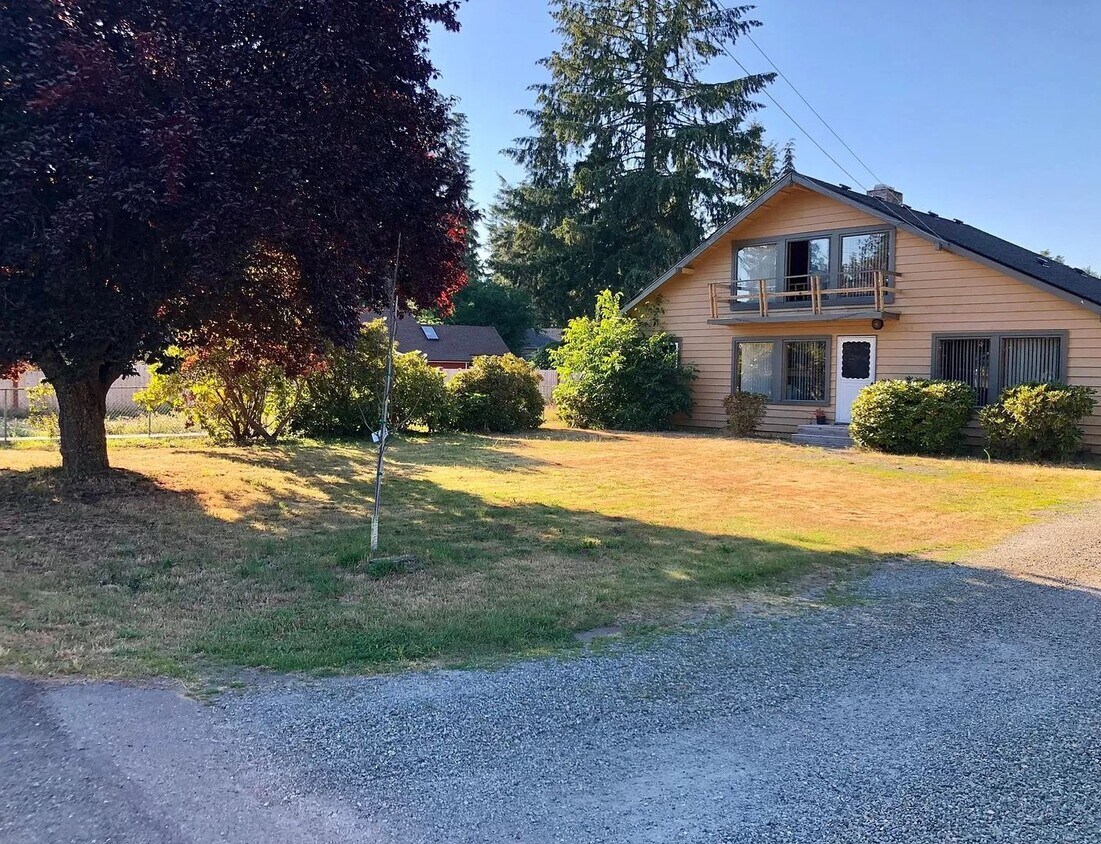 Primary Photo - Charming 2 bed, 1.5 bathroom home with fen...