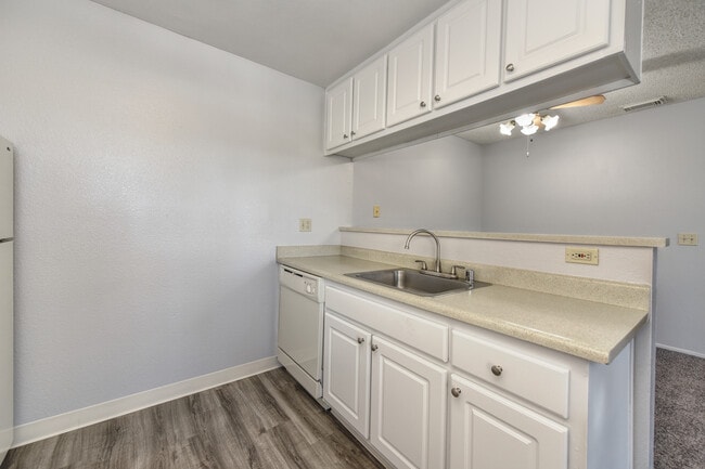 Building Photo - Quail Pointe