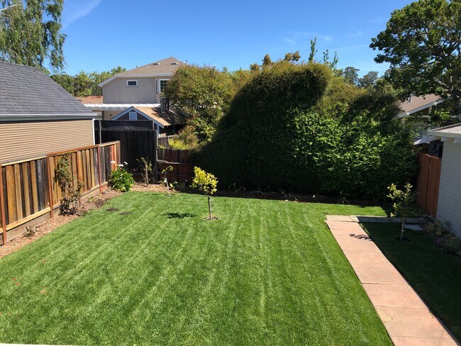 Building Photo - Remodeled House Walking Distance to Burlingame Ave