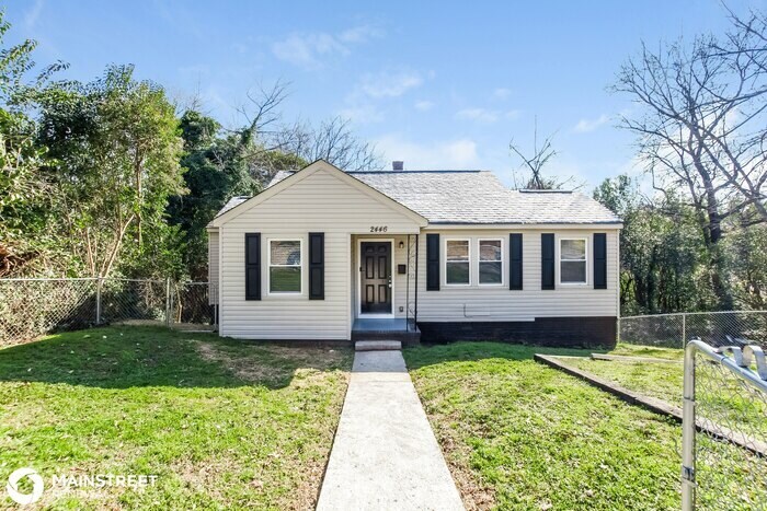 Primary Photo - 2446 Columbus Cir