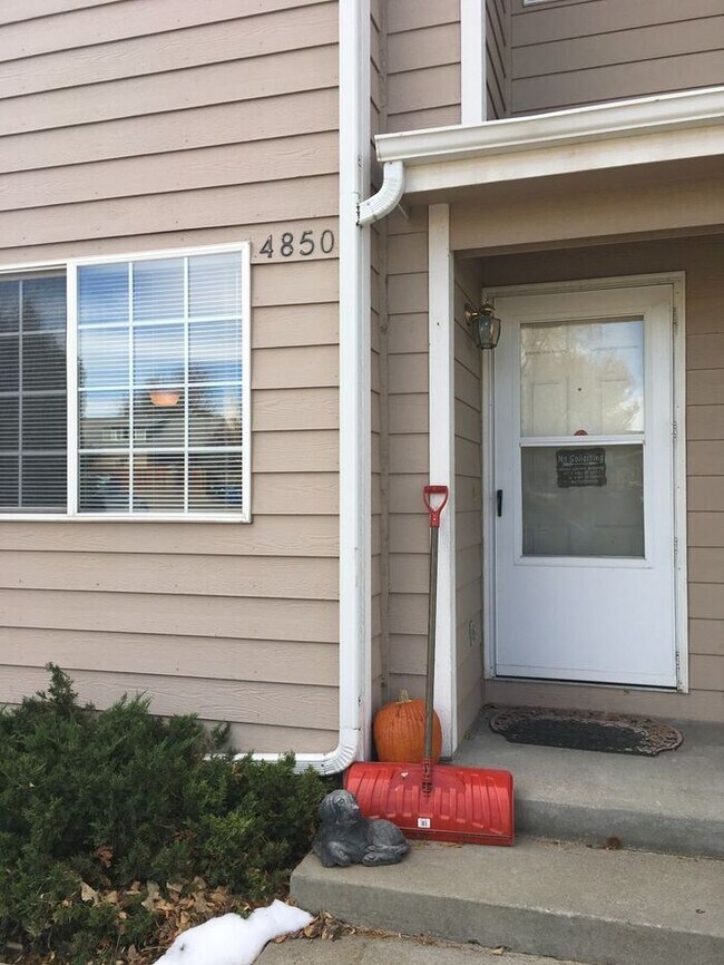 Foto del edificio - 2 Bed 1.5 Bath Townhouse End Unit in North Central Loveland - Water/Sewer/Trash Included in Rent!