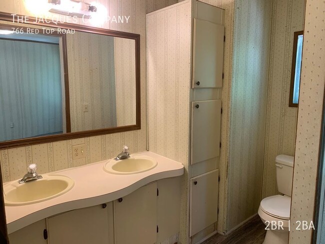 Building Photo - Spacious 2 Bedroom 2 Bath Home with 2 Car ...