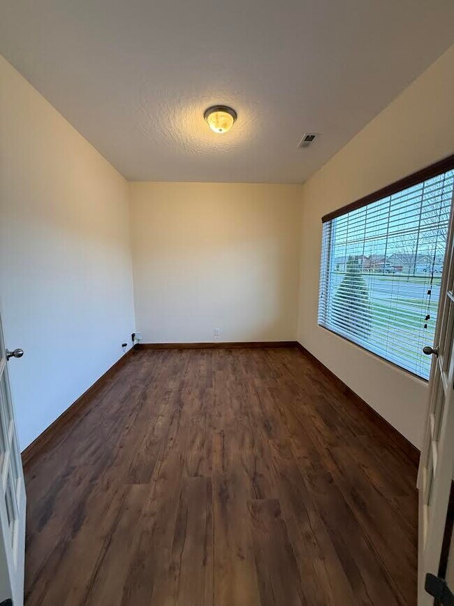 Building Photo - 3420 W Pescador Dr