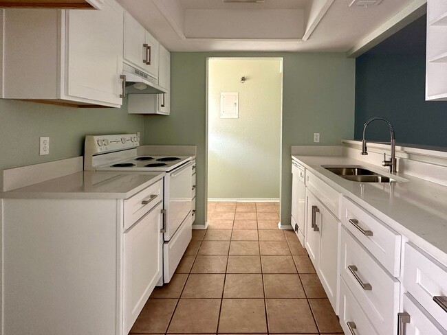 Building Photo - Gorgeous townhome available for immediate ...
