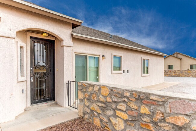 Foto del edificio - Stunning 4-bedroom home in Socorro TX