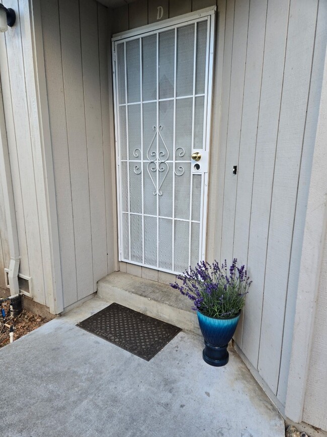 Building Photo - Healdsburg 2BR/1.5 Condo, 2 story, walk to...
