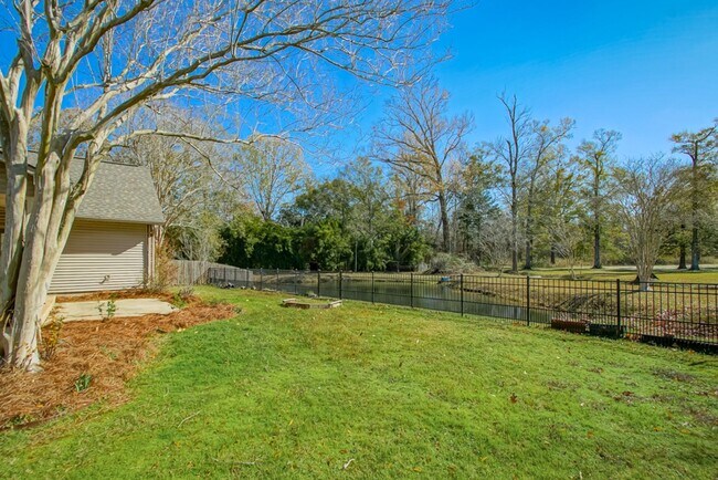 Building Photo - 26962 Regency Park Dr