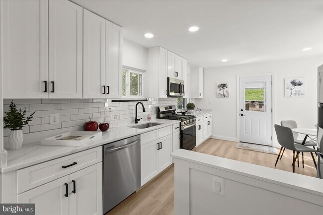 Building Photo - 402 Elm Ave