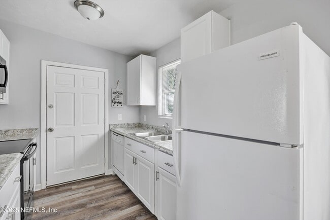Building Photo - 858 Le Brun Dr