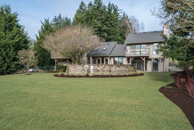 Building Photo - Escape to the Country, Spacious Contemporary in Wilsonville with Shop