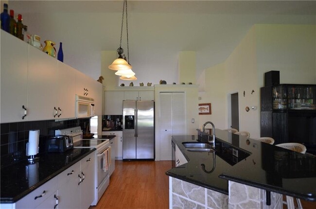 Building Photo - 502 Concha Dr