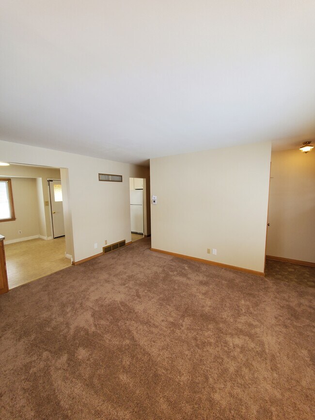 Building Photo - 911 N Hine Ave