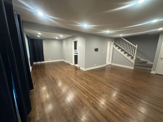 Foto del edificio - 2543 Crawford Ave