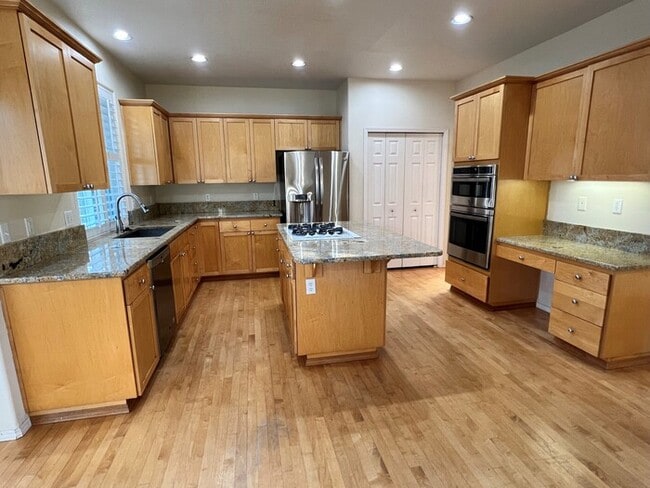 Building Photo - Beautiful Home w/Fenced Yard, Garage, Ampl...