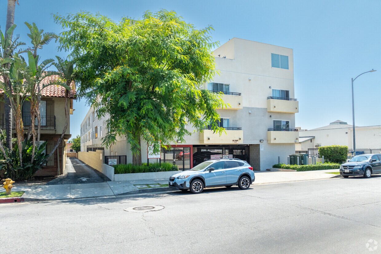 Foto del edificio - Eagle Glen Apartments