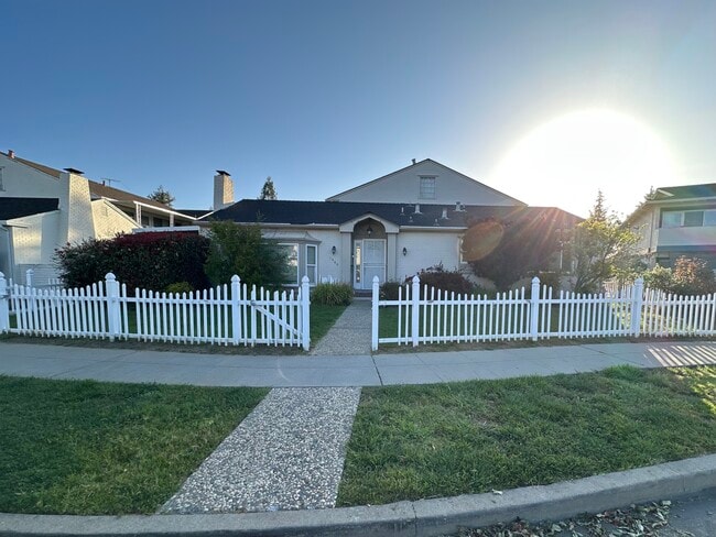 Building Photo - 1549 Brookvale Dr