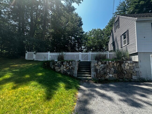 Foto del edificio - 408 Dunstable Rd