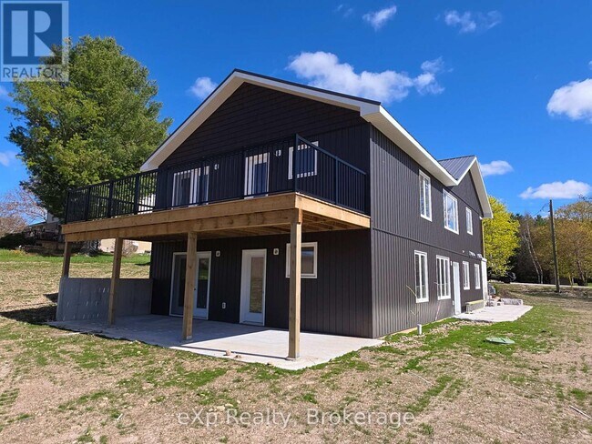 Photo du bâtiment - LOWER LEVEL UNIT - 272 12 CONCESSION
