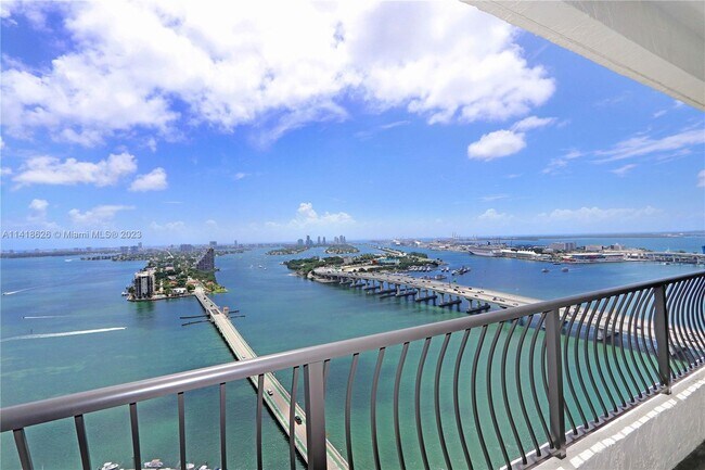 Foto del edificio - 555 NE 15th St