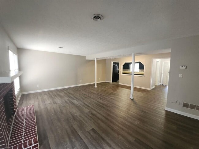 Building Photo - 105 Oak Hill Cir