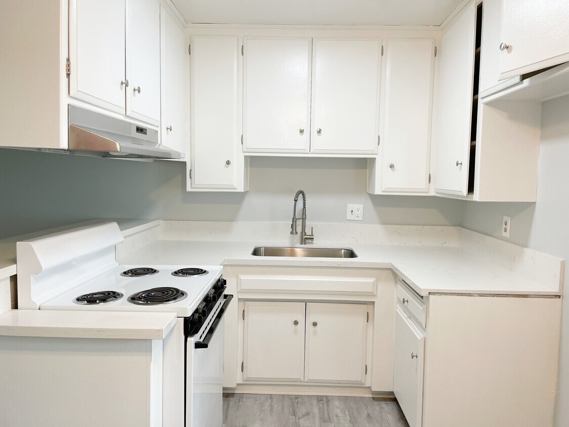 Foto principal - 15828 S Denker Ave