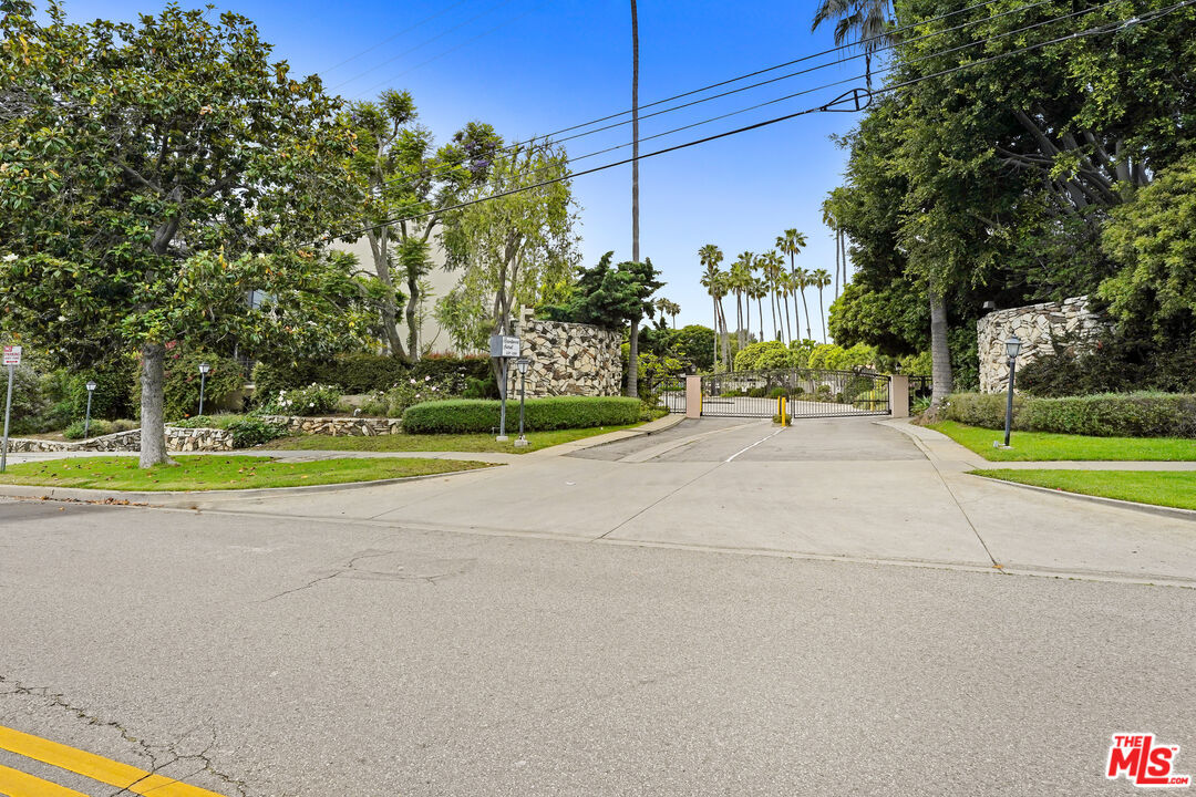 Foto principal - 271 S Barrington Ave