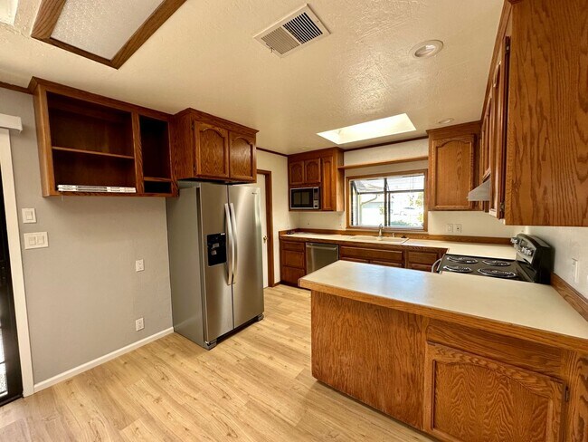Foto del edificio - PET FRIENDLY Spacious 3 Bedroom 2 Bath! **...