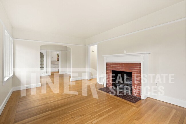 Building Photo - East Sac 1920's 2 Bedroom Charmer
