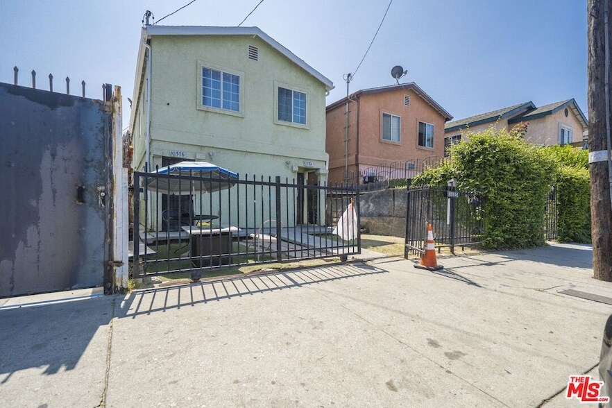 Foto principal - 10376 Wilmington Ave