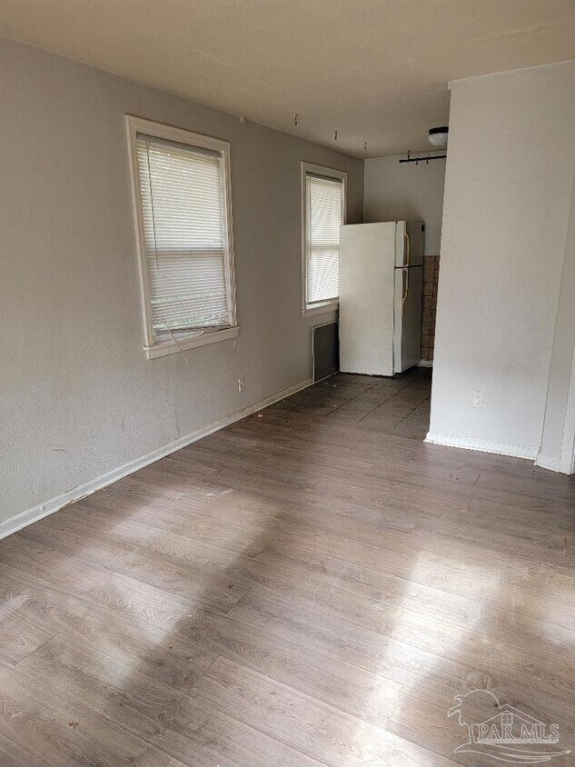Building Photo - 210 N Pinewood Ln