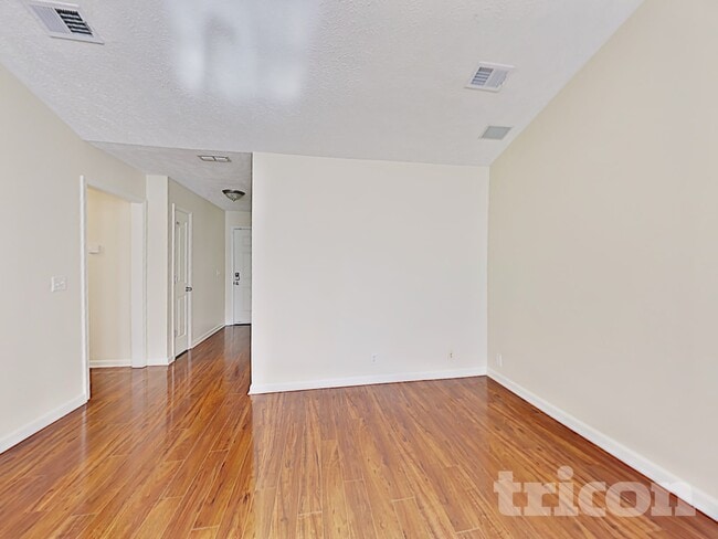 Building Photo - 3013 Weybridge Dr