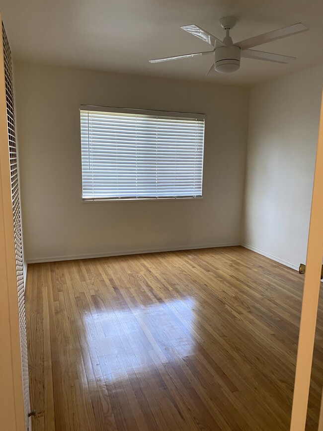 Bedrom - 2124 N Beachwood Dr