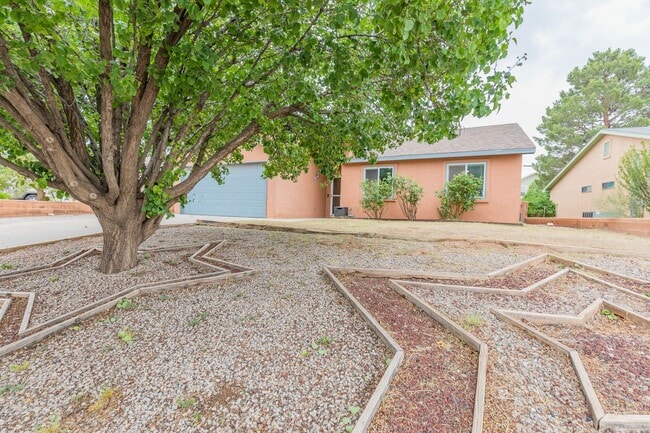 Building Photo - 3 Bedroom 2 Bath Home