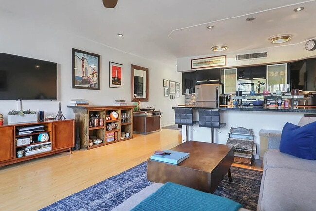 Building Photo - "Chic Palm Springs Retreat: Spacious 1-Bed...