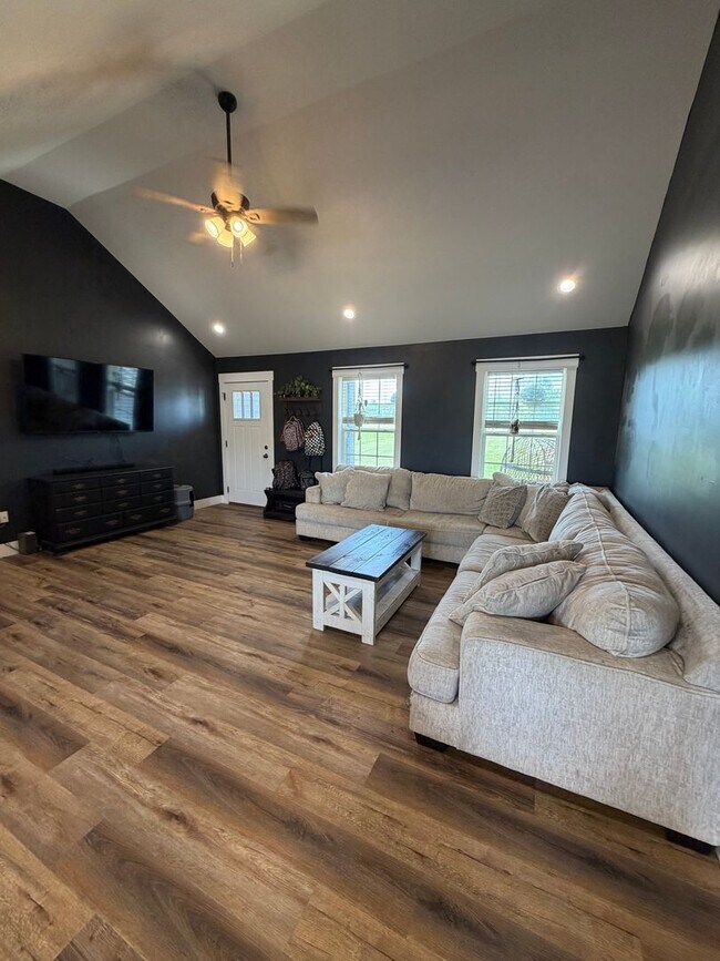 Building Photo - 3 Bedroom 2 Bathroom Home For Rent in Elkton KY!